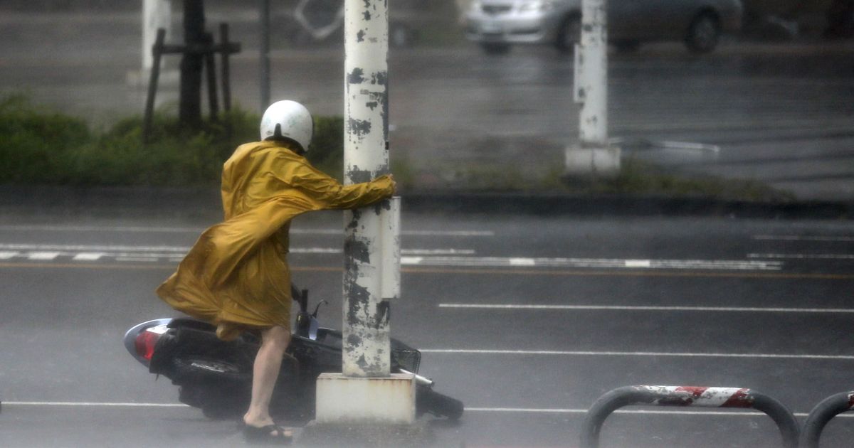 StormHour's tweet image. Typhoon #Meranti slams into China after battering Taiwan usat.ly/2cWaIaR #StormHour