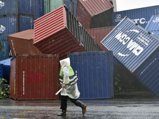 StormHour's tweet image. Typhoon #Meranti slams into China after battering Taiwan usat.ly/2cWaIaR #StormHour