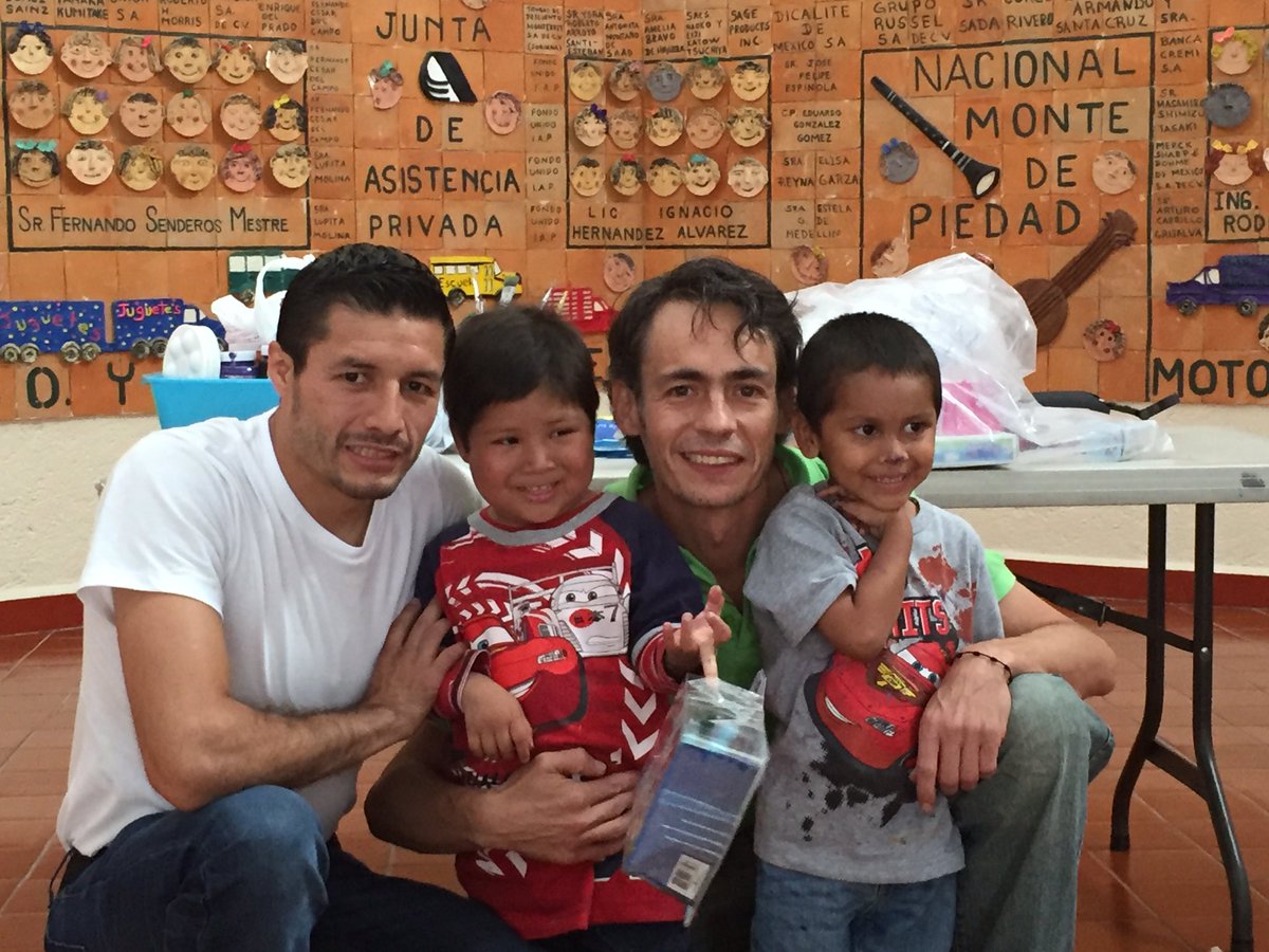 RegaleSonrisas's tweet photo. Muchas gracias @jhonnygbox y @AitorIturrioz por esta excelente entrega de sueños!! Bendiciones!! https://t.co/Li4uUsmrUR