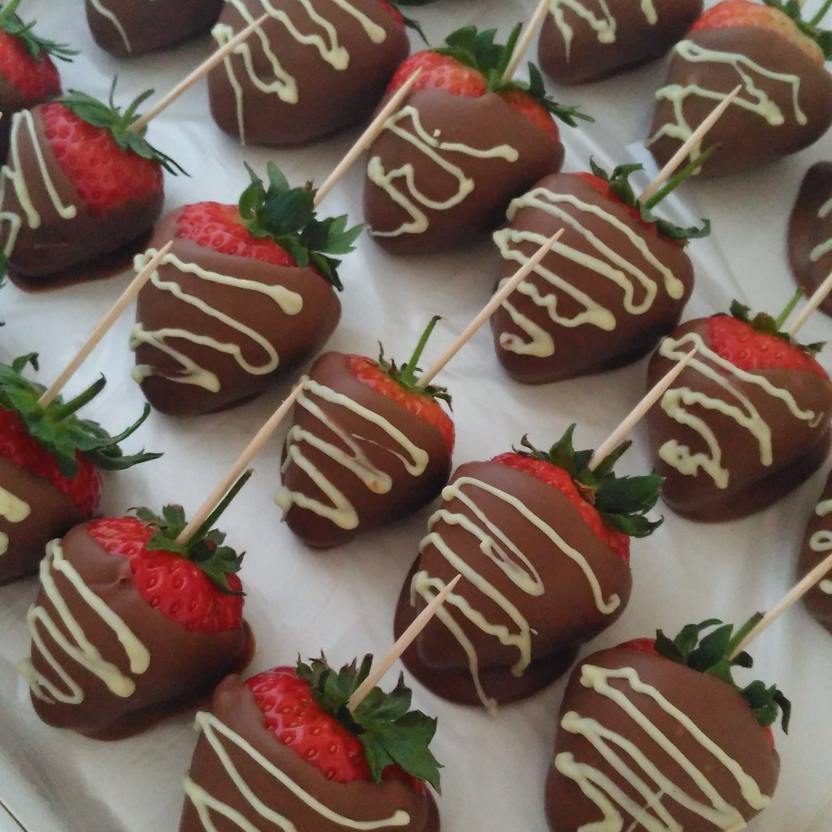 SullivanLoretta's tweet photo. #weddingtreats I made today for a wedding tomorrow 😍😍😍 https://t.co/qeHvDReVmX