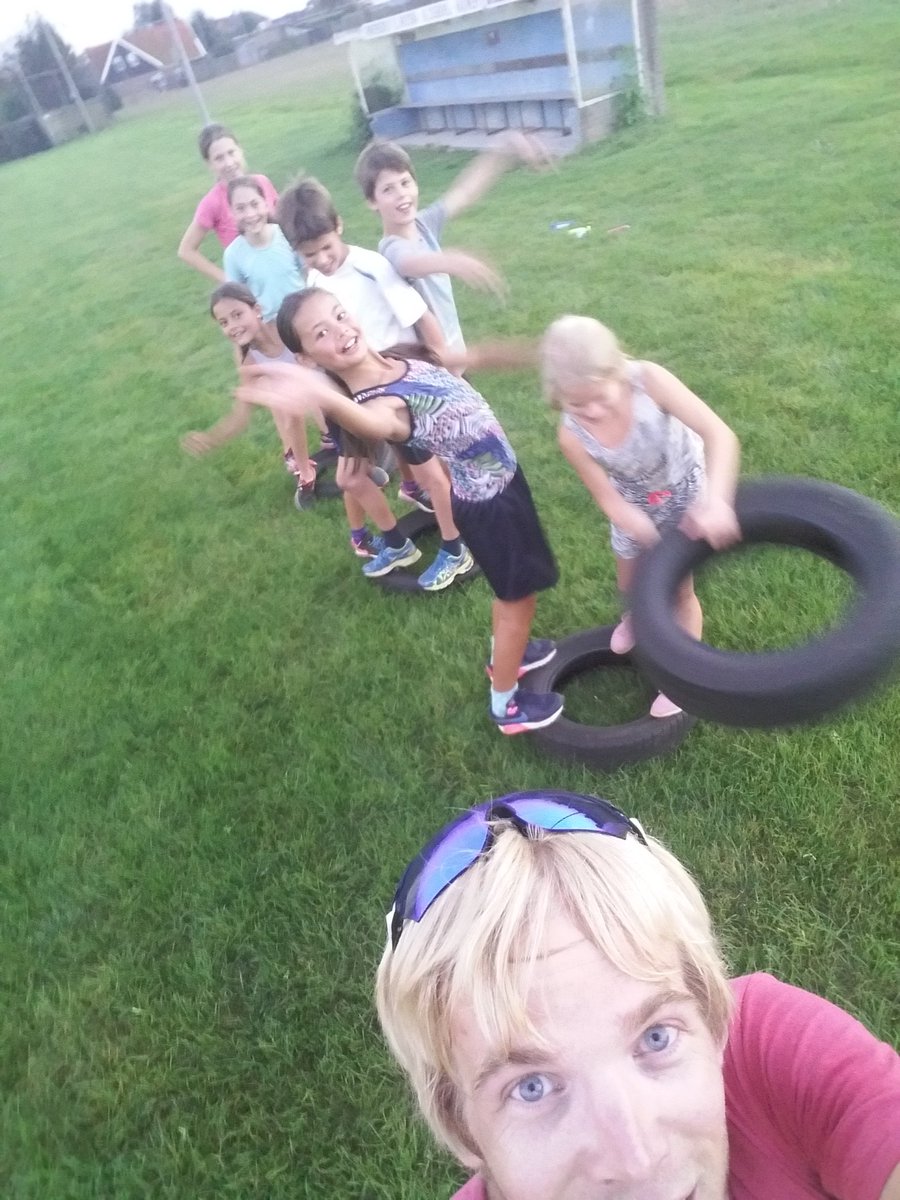 ejmeester's tweet photo. Stukje teambuilding hoort er natuurlijk ook bij @stgkoggenland #bijnawinter #schaatstraining https://t.co/EsWgUmn9n8
