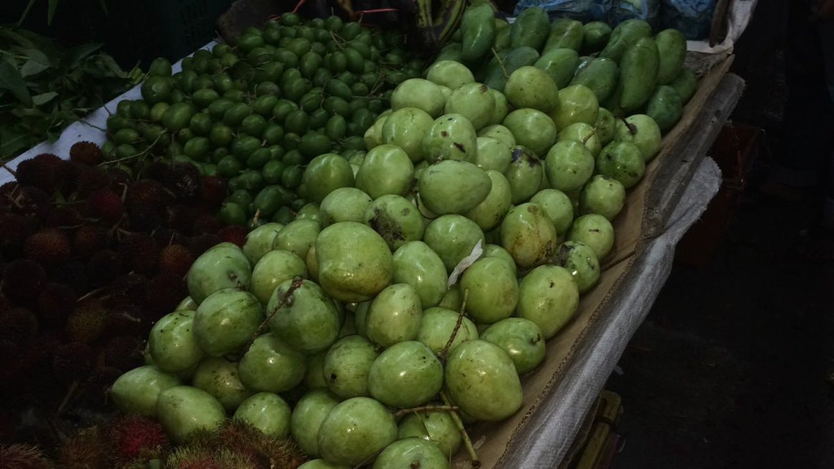 SherylRespicio's tweet photo. 8pm last night,"mommy which 1?really he go chowkit to buy my MANGO😍 thank u daddy💋💏💑 https://t.co/nQQIiop4iG