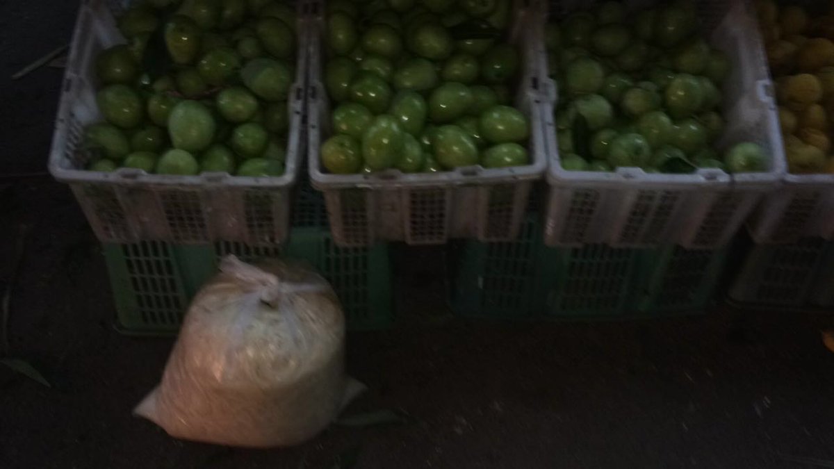 SherylRespicio's tweet photo. 8pm last night,"mommy which 1?really he go chowkit to buy my MANGO😍 thank u daddy💋💏💑 https://t.co/nQQIiop4iG