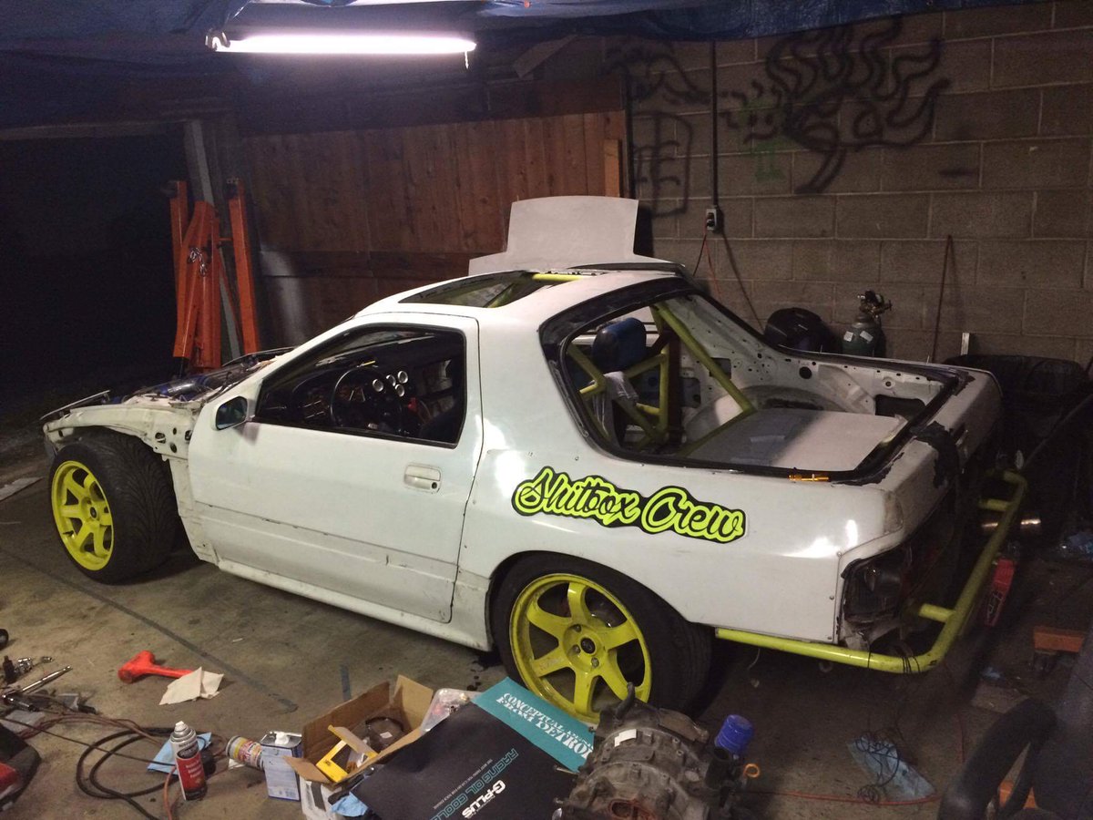TeamShitbox's tweet image. New quarter panel graphic looks pretty sick. Can&apos;t wait to destroy some tires again.