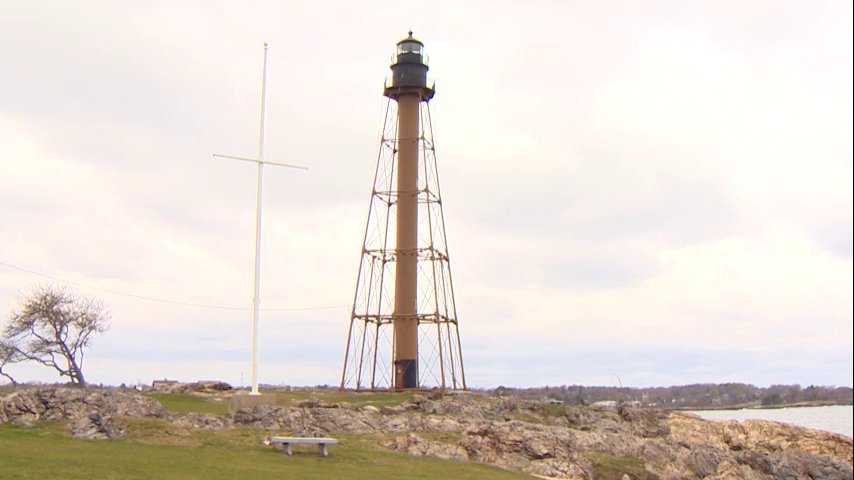Chronicle5's tweet photo. The oddest lighthouse we've ever seen - where's the rest of it? #MarbleheadLight @anthonyeverett #Chronicle5 #WCVB https://t.co/1xi8MO22Qa