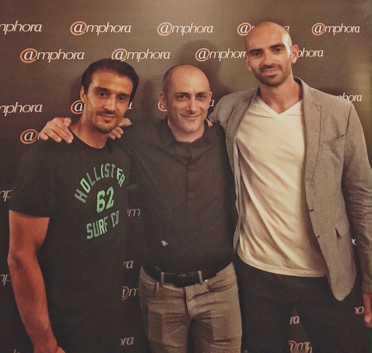 mediafight's tweet image. Avec mes 2 futurs auteurs préférés chez @EditionsAmphora #ripostes #selfdefense #silat #rugby #rugbycombat #rinkage