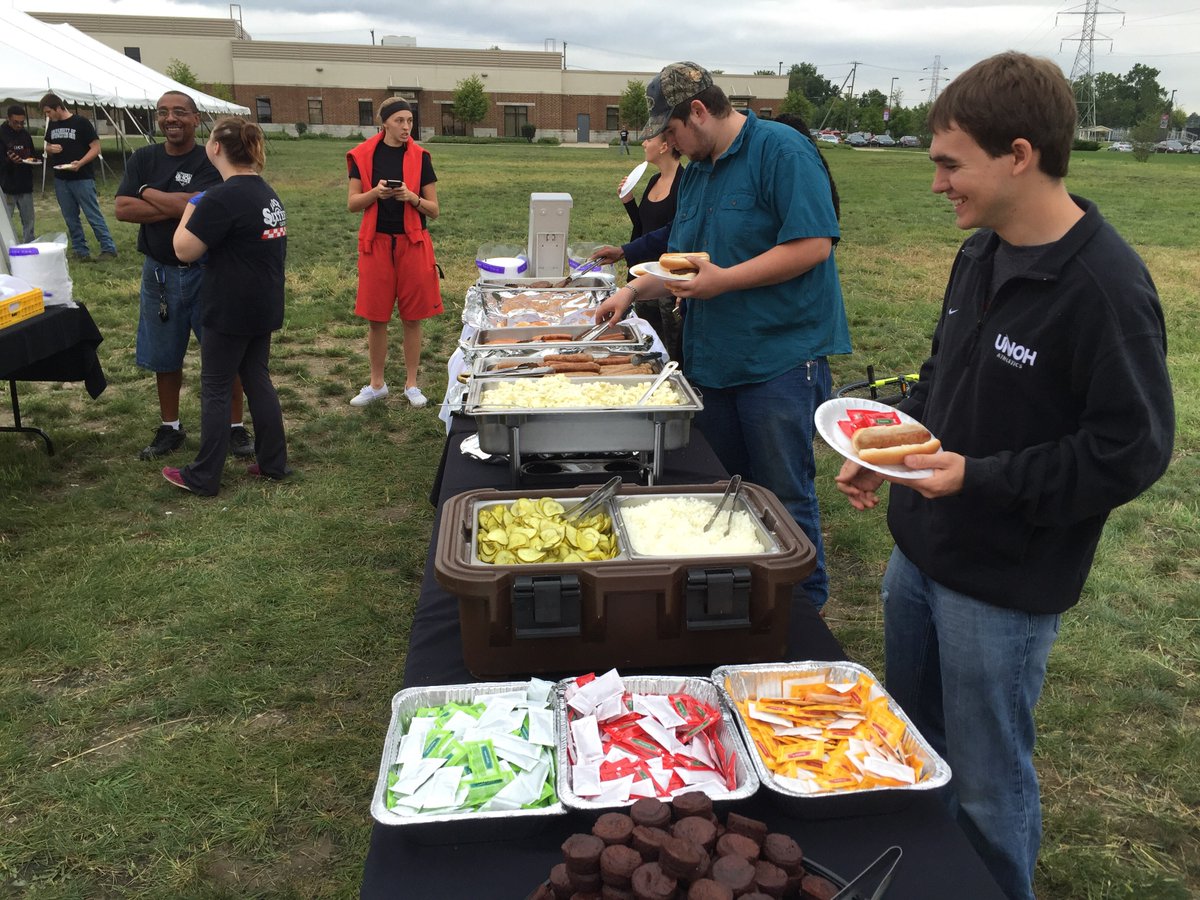 UNOH_edu's tweet photo. Hotdogs or hamburgers? Take your pick now next to the Comedy on the Lawn stage! #WelcomeWeek2016 https://t.co/7zH0jmU4Fu