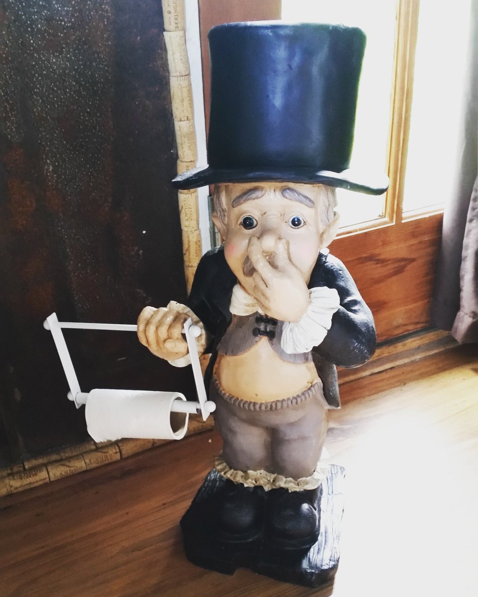 SusanVanVolkenb's tweet photo. Stinky-Pete is waiting to serve you at Majestic Oak Treehouse. #savannahsmeadow #treehouseexperience #majesticoak https://t.co/OvClbkdf6H