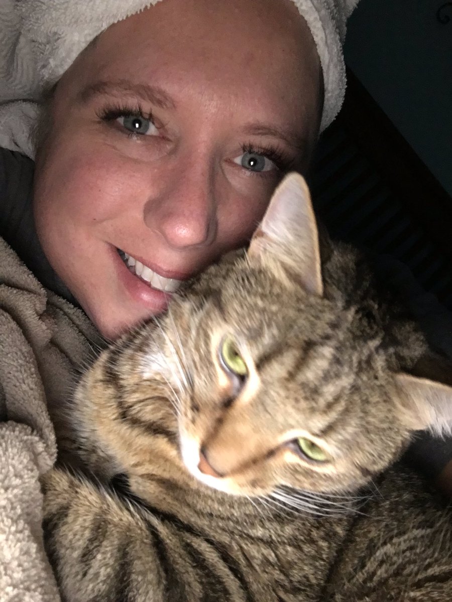 SLY0711's tweet photo. Somebody loves her mama! #rubythecat #CatsOfTwitter https://t.co/2A9CR4zSHt