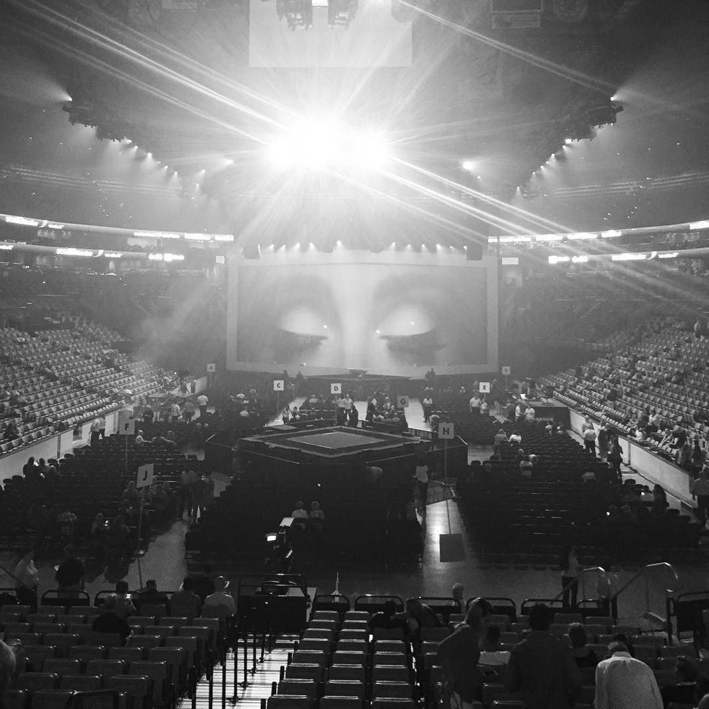 RyanneConway's tweet photo. And now we wait #adele #adele25tour #adele25 #boston @julianne6 https://t.co/aOGdXSiJ3p https://t.co/b3BszwqgSY