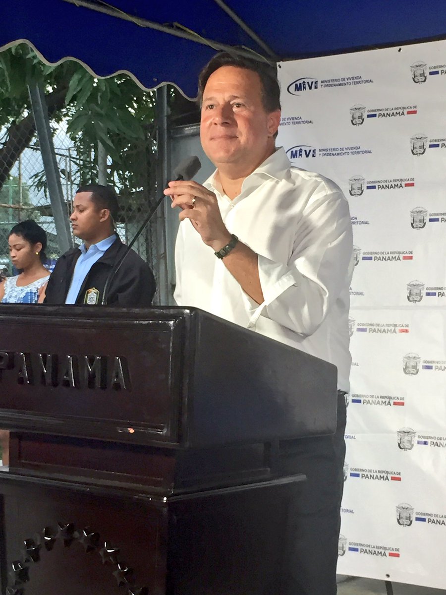 MartinSucre's tweet photo. @JC_Varela @MarioEtchelecu @JorgeArraijan entregan las llaves de un nuevo futuro! #VillaEsperanza #RíoAbajo 130 apts https://t.co/UjPyqHbMt1