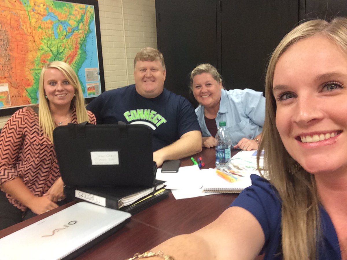 audra_word's tweet photo. Grad school group 2 ! ✌🏻️ https://t.co/Awh8wHHnZv