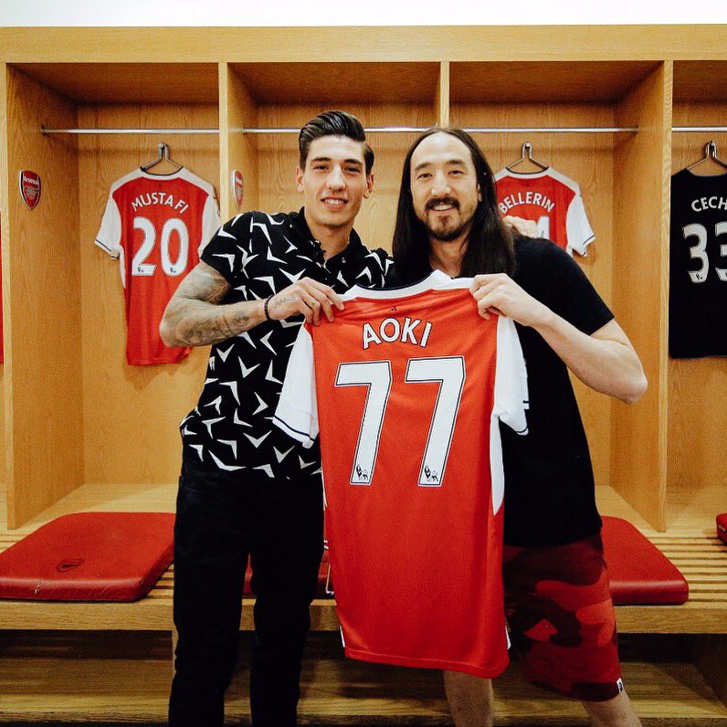 See me on the pitch! I'm a gooner now. Signed up w/ @arsenal & got the jersey from my team mate @hectorbellerin!! https://t.co/jVJvWVHRbt