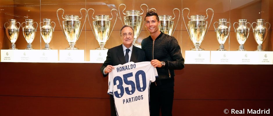 RM4Arab's tweet photo. فلورنتينو بيريز يُهدي كريستيانو رونالدو قميص الـ350 مباراة مع ريال مدريد. https://t.co/Amym9kEIVl