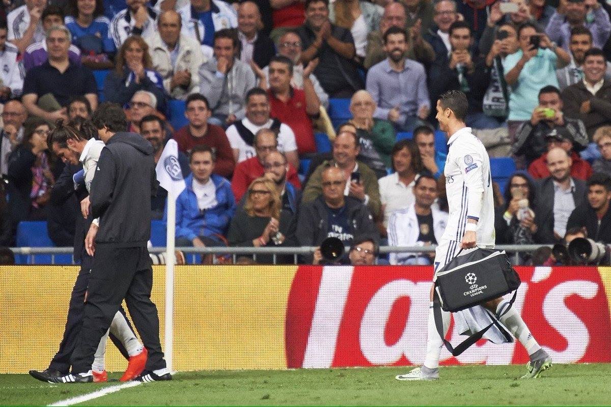 RMadridInfo's tweet photo. Pic: @Cristiano, Who called for a doctor ? https://t.co/VCW1ObXuE0