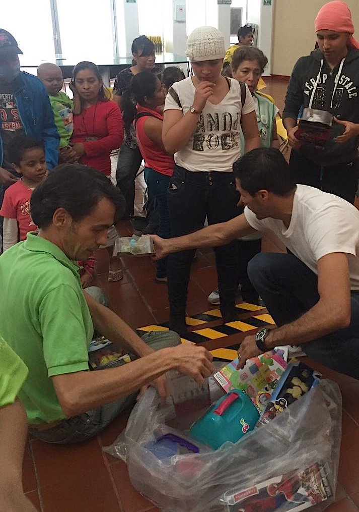 LatinKOprom's tweet photo. @jhonnygbox regala sonrisas a niños con cáncer
@RegaleSonrisas 
@AitorIturrioz 
@oskuchle https://t.co/XaKWcICKwc https://t.co/IBVSWj2Ebh