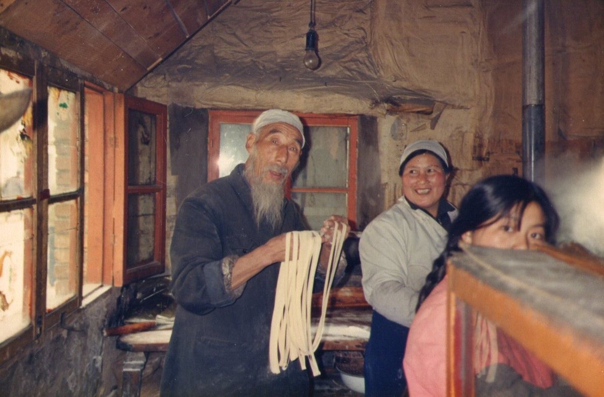 atnobo05's tweet image. Days of #ChinaPast #GansuProvince #OneLightBulb #NoodleShop #DaysGoneBy #MuslimChinese