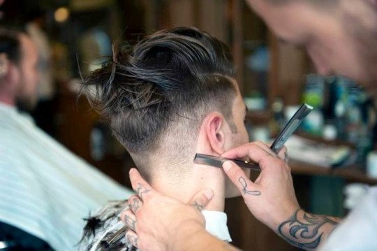 HomemModerno's tweet image. // GROOMING

Você costuma cortar seu cabelo na barbearia ou no salão? 

#HomemModerno #MensGrooming #Barbearia