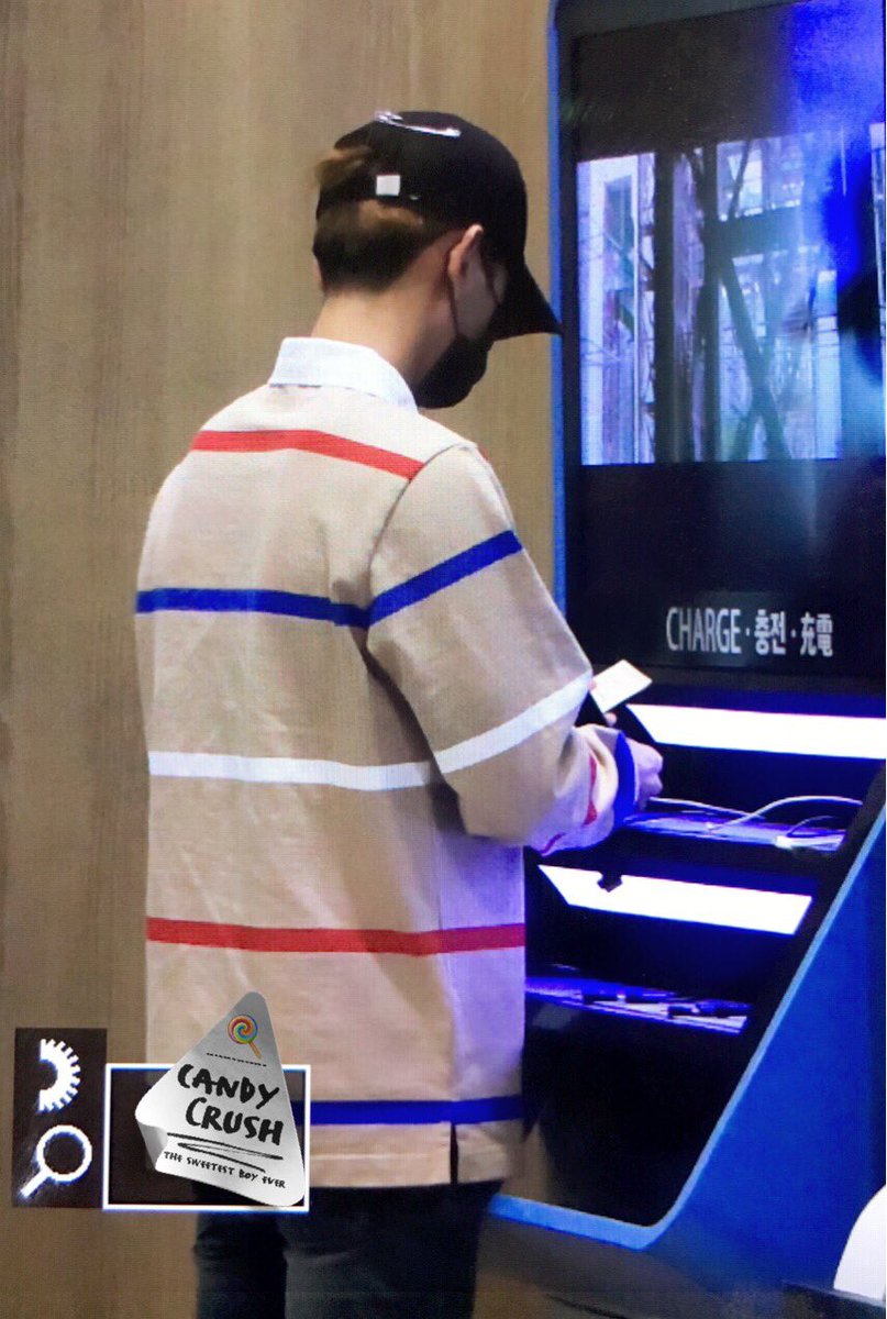 candycrush0506's tweet photo. 160915 인천공항 공항 도착하구 잠깐 사이에 꼬물꼬물 핸드폰 충전하는 애깅ㅋㅋㅋㅋ한..2분했나요..? https://t.co/wKdxIniOes