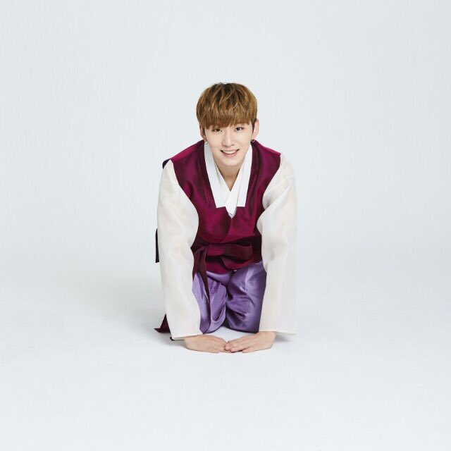 OfficialMONSTAX's tweet photo. [#MONSTA_X] 밝은 보름달처럼 행복하고 풍성한 추석 보내시길 바랍니다! 🙏🏻💕
#몬스타엑스 #기현 #민혁 #형원 https://t.co/JDsboJDsBm