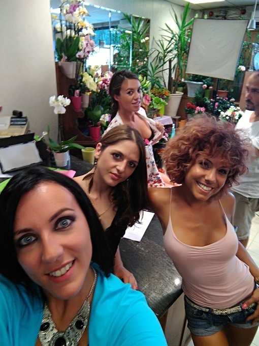 Tournage au top avec les jolies @Tiffanydollxxx @rachel_adjani et @RoseValerie_XX pour @TonyCarreraxxx<a class="tags" href="/tag/tiffanydollxxx">@tiffanydollxxx</a><a href="/tag/brunette"class="tags"><span>#brunette</span></a><a href="/tag/break"class="tags"><span>#break</span></a><a href="/tag/blueone"class="tags"><span>#blueone</span></a><a href="/tag/pornlifestyle"class="tags"><span>#pornlifestyle</span></a>