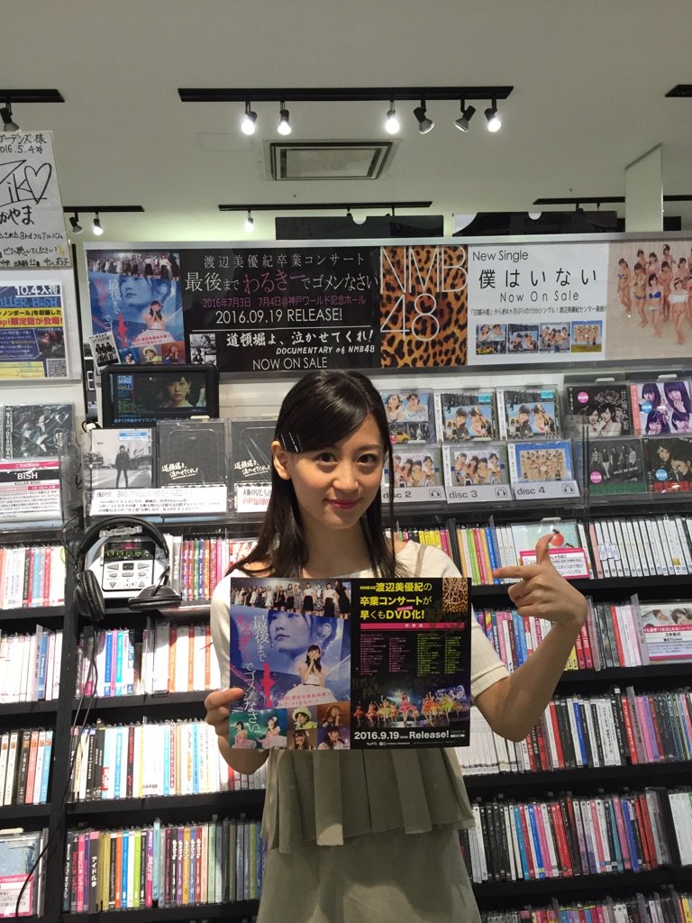 HMV_Nishinomiya's tweet photo. 【#NMB48】なんと！先ほどNMB48のけいっちこと上西恵さんがご来店☆コメントカードやサインを頂いてます！10月18日、19日には神戸ワールド記念ホールにて6th Anniversary LIVEも開催決定！新作も発売中ですー！ https://t.co/dhznVN9J2H