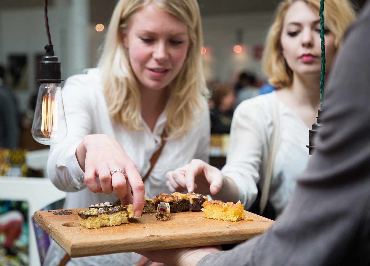 CakesmithsHQ's tweet photo. Anyone for cake? Lots of sampling next week @lunchexhibition stand A208 #Cakesmiths https://t.co/jbtKq9n5xN https://t.co/8FDwiaUaTf