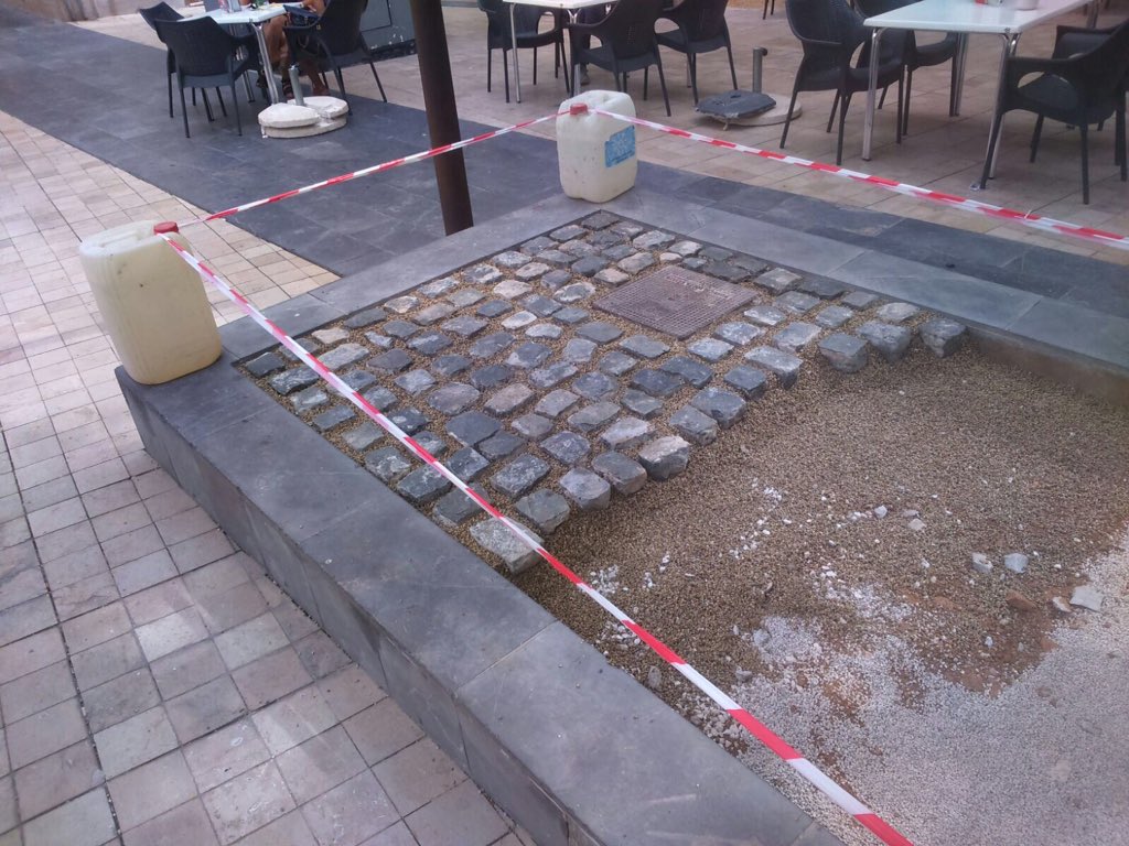 pepafont's tweet photo. Ahora Medio Ambiente de Denia "planta " adoquines https://t.co/Zj2rlAzggm