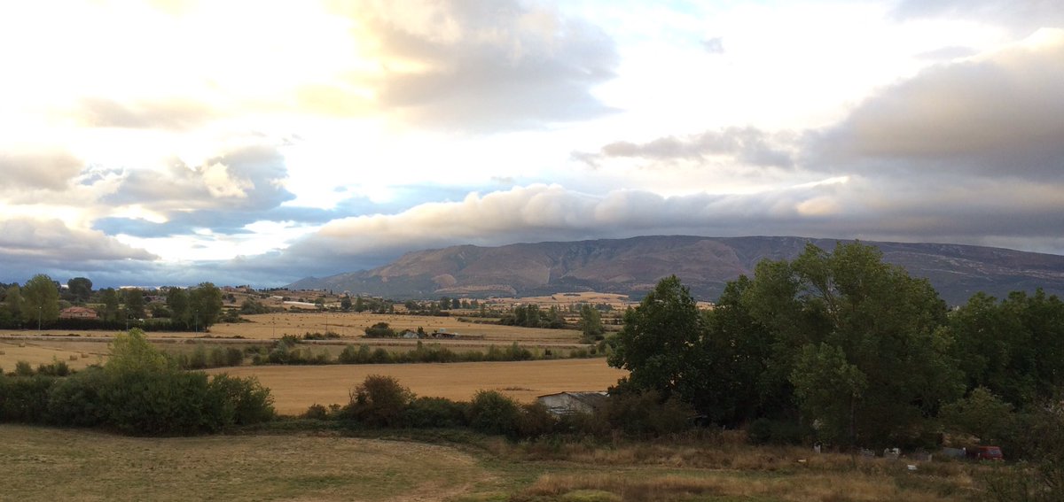 Vivirlasmerind2's tweet photo. #Villarcayo amanece con @ELTIEMPO otoñal. @aquilatierratve se ve la sierra de #latesla. https://t.co/r6WmO9o3WZ
