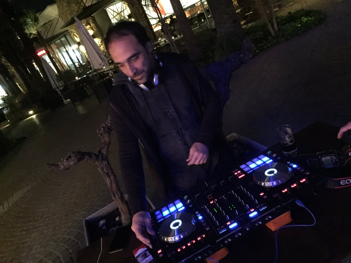 La rompe <a href="/BrianBava/">BlacKito</a> en la reinauguración de <a href="/CasaVigil/">Casa Vigil</a> en <a href="/Palmares_Mall/">Palmares Mall</a> cc <a href="/SarapuraDJS/">@sarapura</a>