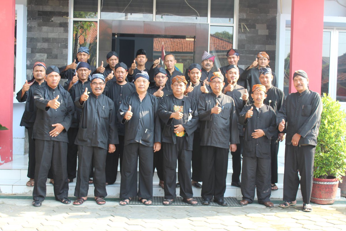 dkppemalang's tweet photo. @humaspemalang @pakjunaedi @ganjarpranowo memakai pakaian adat Jawa Tengah sesuai Surat Edaran Sekda Kab. Pemalang https://t.co/gzxq0SDjQP