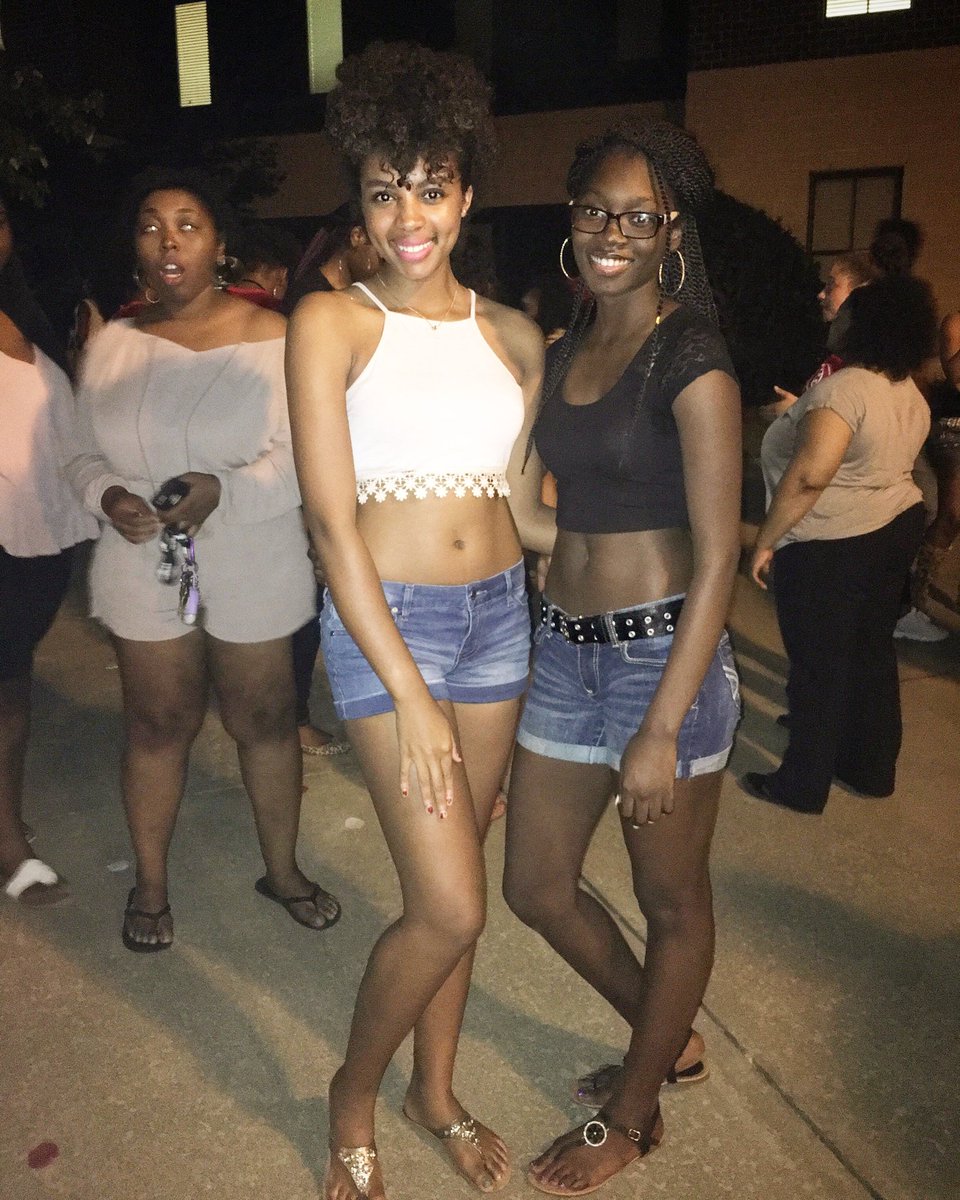 _kiedaaa_'s tweet photo. Yard Show Twinning 💕 https://t.co/CFyZ7bOxBX
