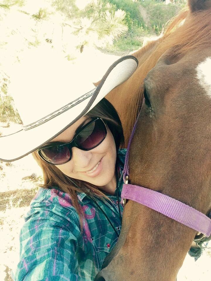 candicecook_83's tweet photo. Horse #selfie ! 🐴💕Barrel Practice for this #cowgirl !Love this good ol boy of mine! https://t.co/mxuHAGae83