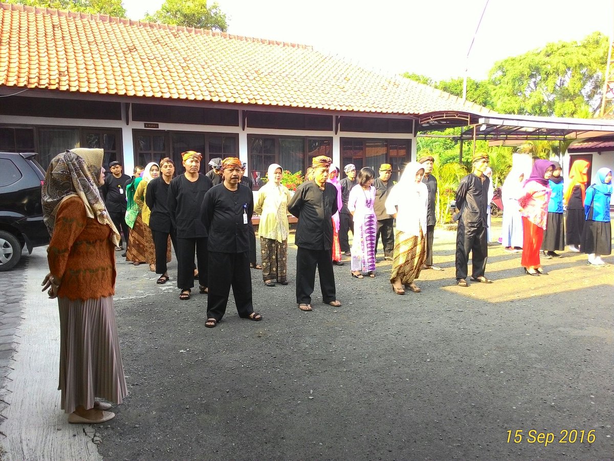 Apel Pagi di Sekretariat DPRD Kab.Pemalang tiap tanggal 15 memakai baju tradisional