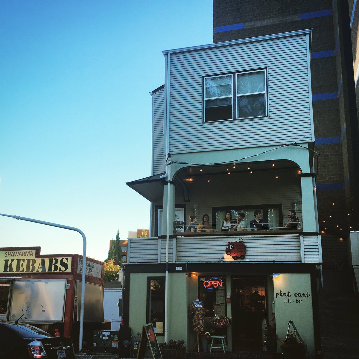 phatcartpdx's tweet photo. Full house😻 #happyhour #craftbeer #craftcocktails #happyhumpday #portland #pdxeats #eaterpdx #handcrafted #psu https://t.co/JTtPK3s9GF
