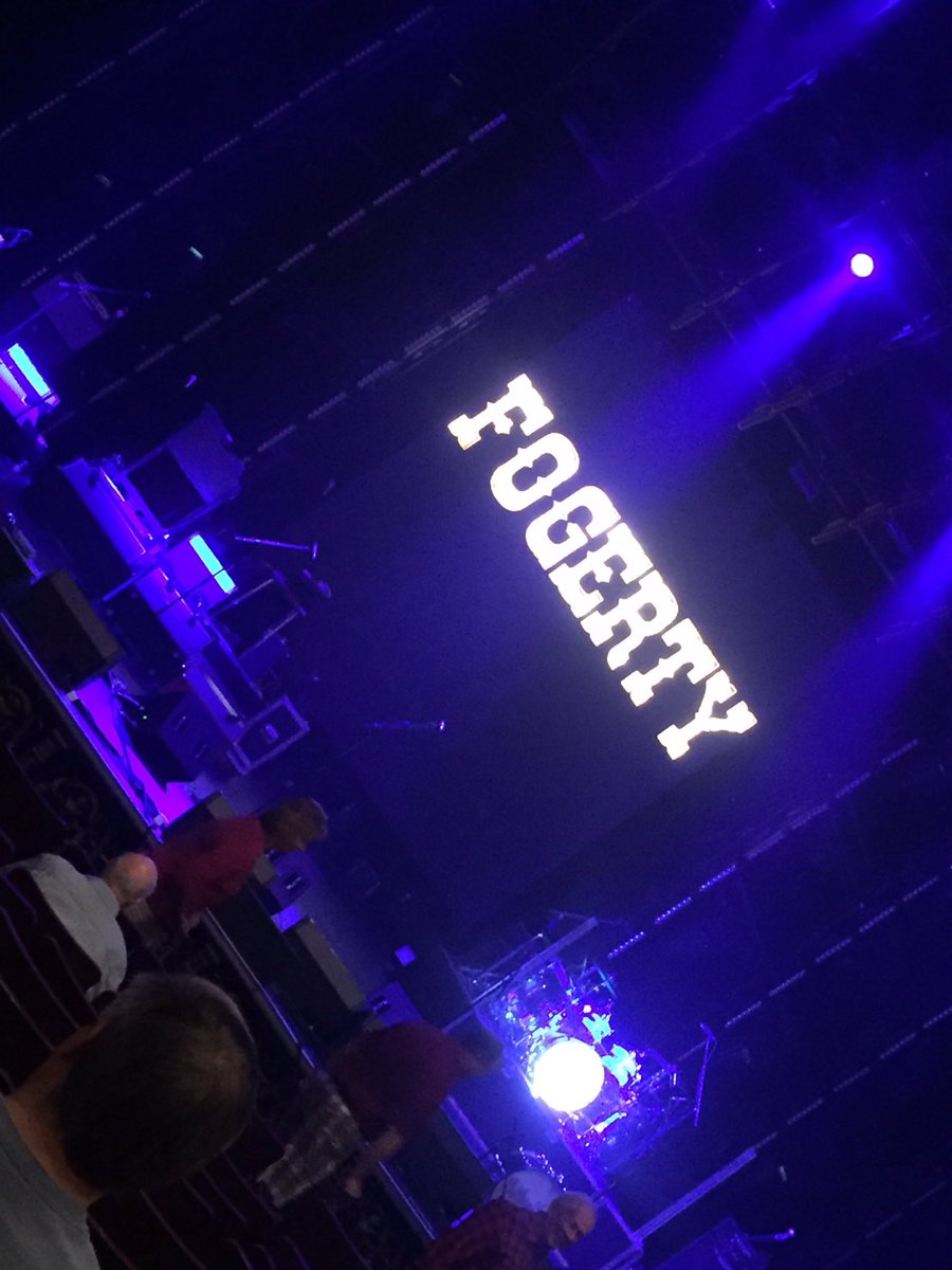 cupcake_ash's tweet photo. Yay!!!!!!!! @John_Fogerty @pianomalone https://t.co/AuFIQSKXNM