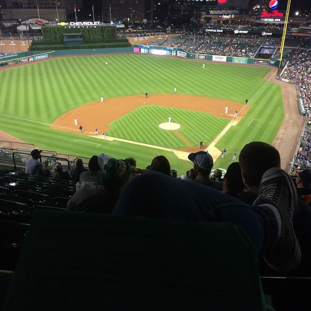 dzubakscience's tweet photo. Watching the Tigers and grading papers. #dedicatedtoteaching #detroittigers https://t.co/92dT40uIKk https://t.co/YXUMNAMORM