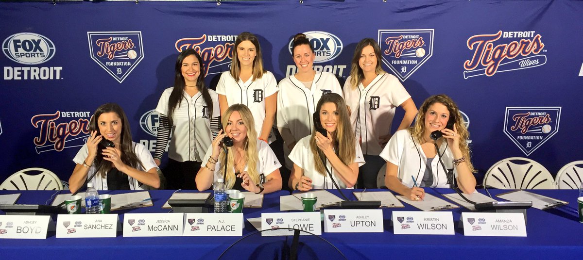 Tonight's #TigersWives Broadcast Auction raised over $17,400! 🙌👏
More Bow Ties available at Tigers.com/BowTie