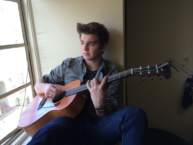 evilguymax's tweet image. I love playing the guitar