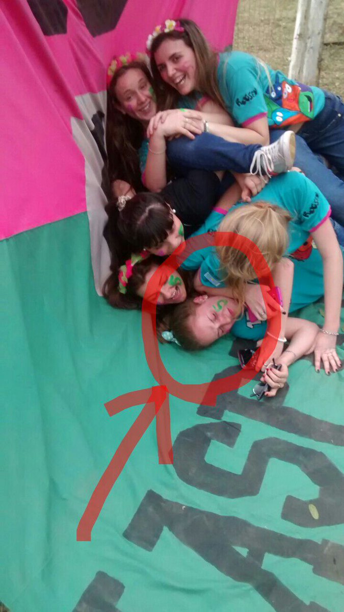 valeria_d15's tweet photo. Adivinen quien es la que está abajo de todo? Si, 🙋 #Primavera2015 #Extrañando #Amigas 1⃣5⃣💚💗🌼🌺🌸🌹👭 https://t.co/BF9yzzmmgr