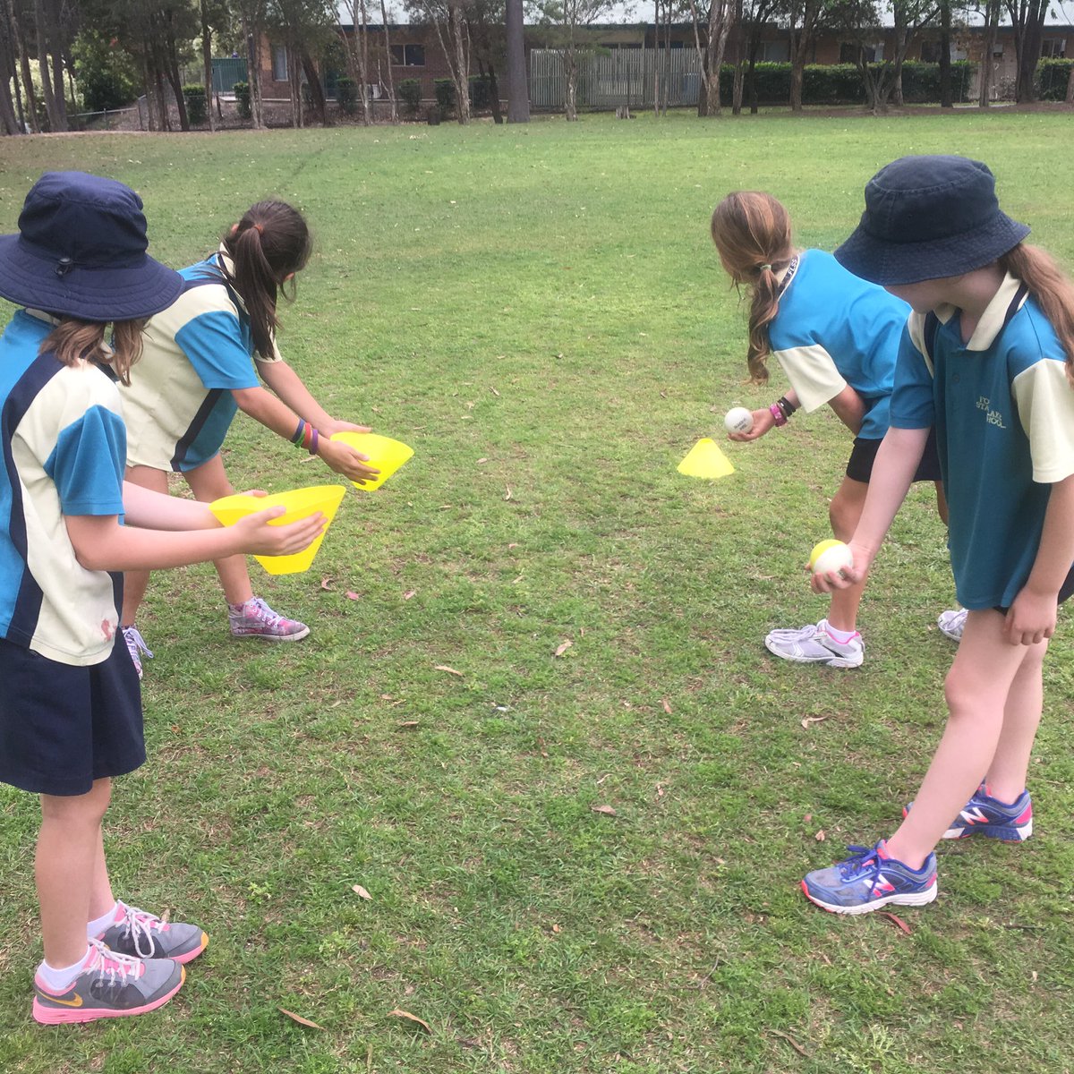 6SGfalcons's tweet photo. 3B played touch football and practised cricket skills. #flssip https://t.co/3dLDbRlK3b