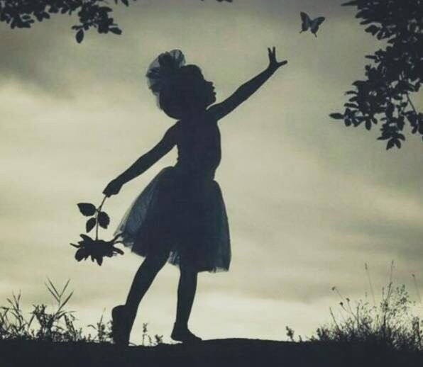 ننعم بـ اخلاقنا كيفما كان حالنا لا تعامل الناس حسب مزاجك سـ تخسر نفسك بطيب اخلاقك ستدعو لك القلوب حتى بعد رحيلك..