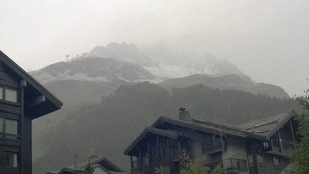 VALAGENCE's tweet photo. ELLE est là #neige #valdisere #savoie  et notre équipe aussi. Pensez #vacancedenoel et réservez vite pour les fêtes https://t.co/MMK0dg2t3O