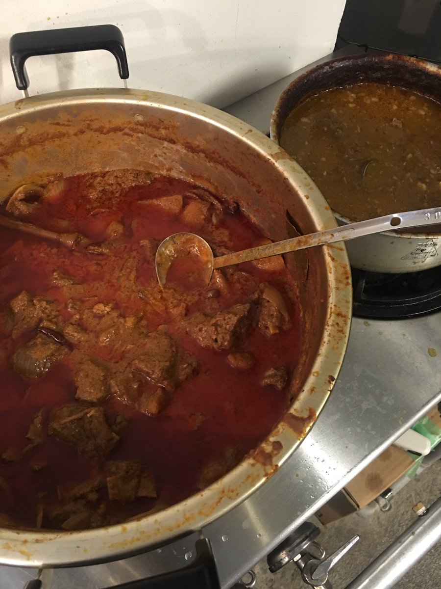 TeppanTaro's tweet photo. めちゃくちゃ辛そうで辛くないマレーシアカレーと辛くなさそうでめちゃくちゃ辛い鉄板太郎の牛すじカレー。 https://t.co/mG0zg76cTD