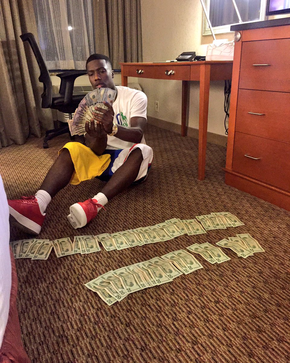 ____901Jr's tweet photo. I Treat Tha Money💰 Like Some Tissue🗞 Yeah I Blew It💨✨ https://t.co/cXuJY5w0sd