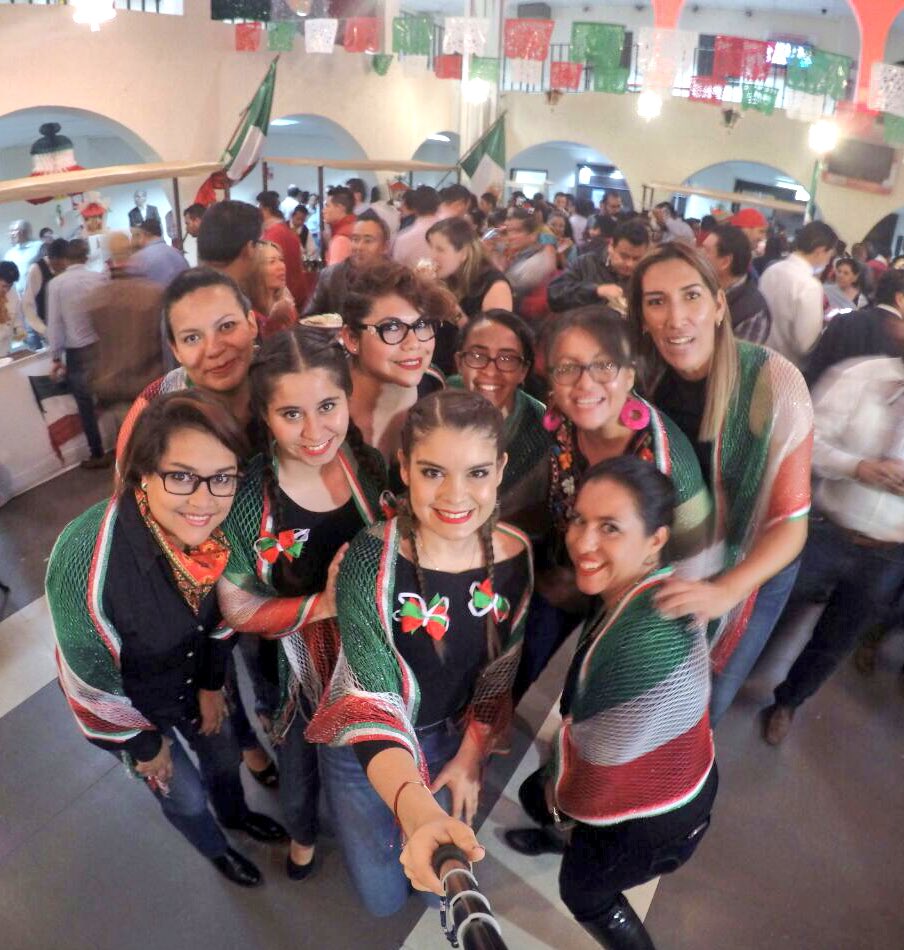 BrendaAguilarZ's tweet photo. Confirmamos nuestras tradiciones!
Gran ánimo en nuestra Noche Mexicana🇮🇪 en CDE.!
#MJComprometidas🙋🏻 https://t.co/kHQa8DLHNc