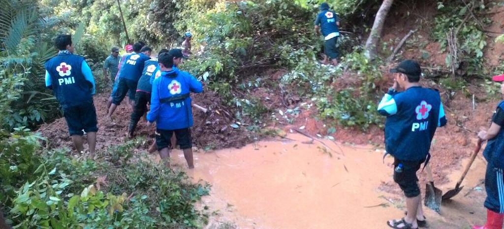 (2/2) PMI Kab. Malang memobilisasi 20 personil membantu membersihkan material longsor di lokasi kejadian