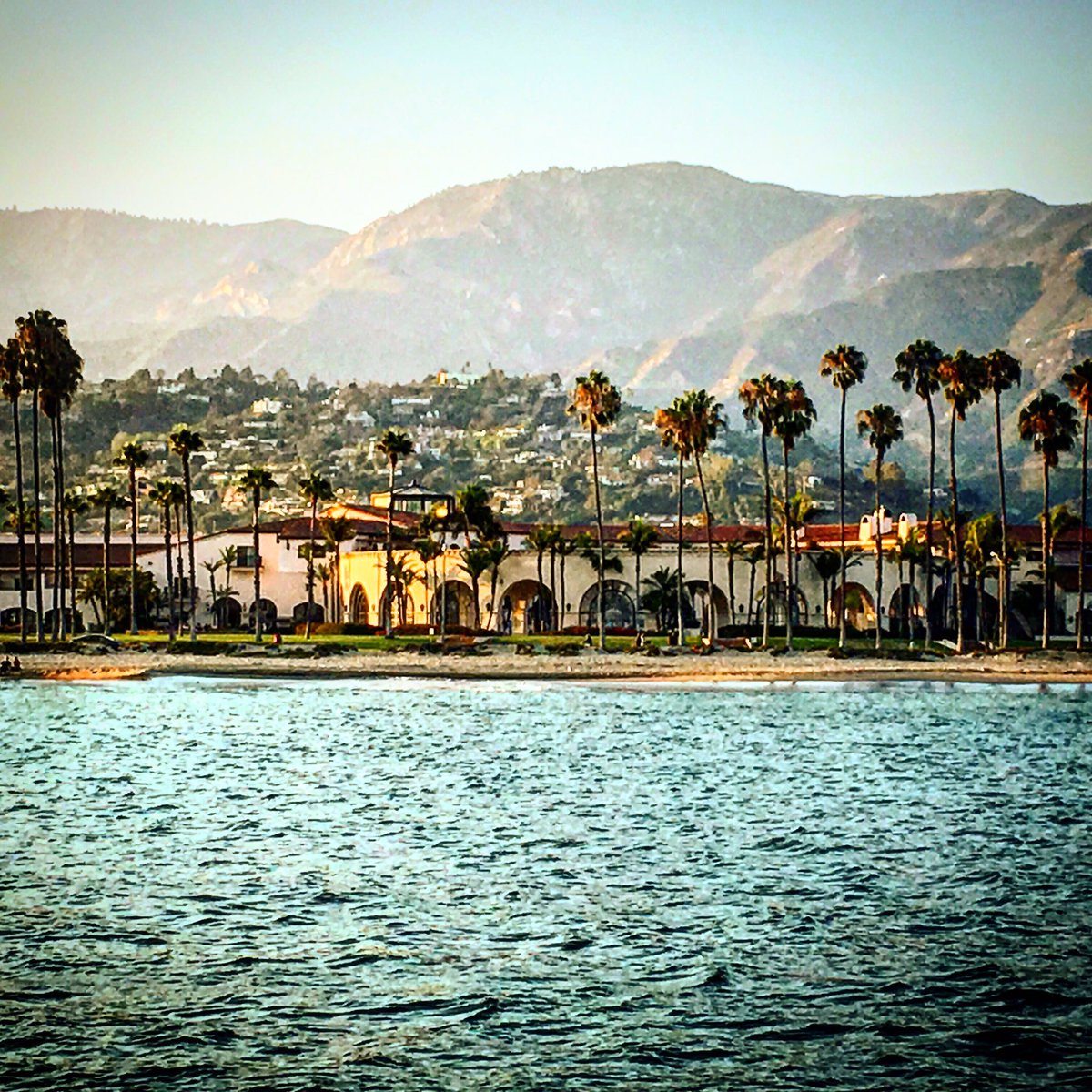 SantaBarbara's tweet photo. MT @eyeseesb: Santa Barbara, you warm my heart! 
#seeSB #santabarbarasunset #loveSB  @yeseesb https://t.co/tOzfqhl5pL