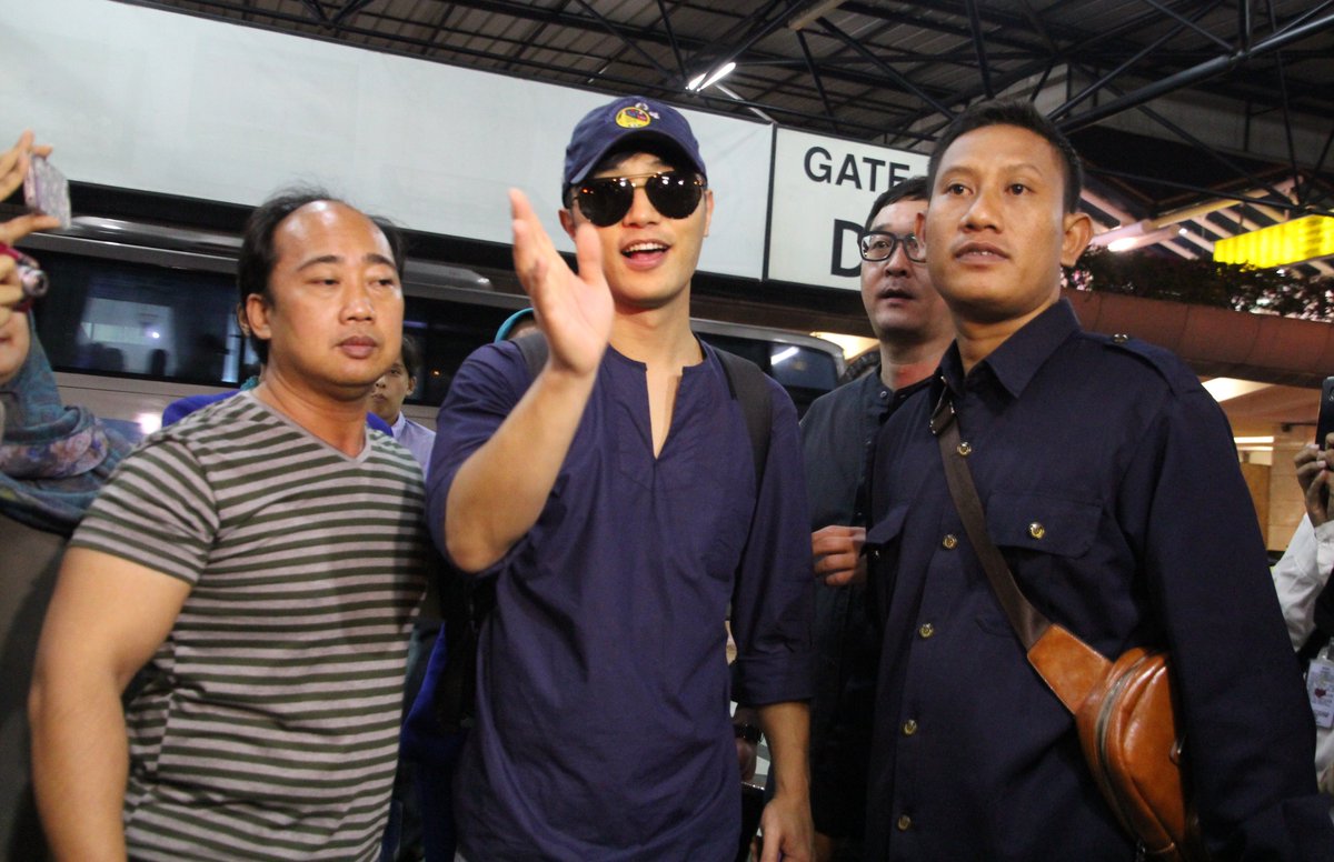 ITAwards_ID's tweet photo. Meskipun sempat mengalami delay &amp; tiba di Jakarta larut malam, Jin Goo ttp menyapa fans dgn ramah. #ITA2016MalamIni https://t.co/virvmkSNNm