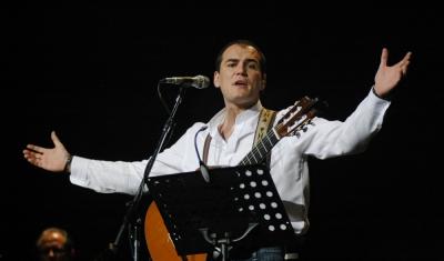 Enclmdiario's tweet photo. El cantautor Ismael Serrano actuará este viernes en la Plaza Mayor de Almagro - https://t.co/PWpMxGne7D https://t.co/aR4cVwZO6A